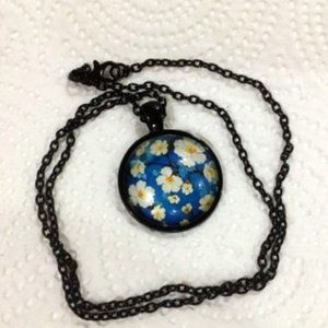 Pretty Daisy Necklace, NWOT